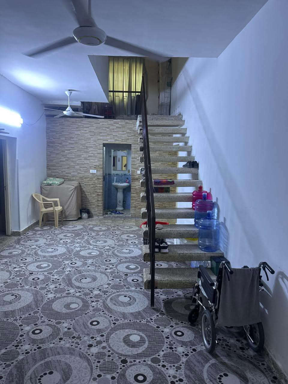 سلام عليكم بيت للبيع مساحة ٥٠٠متر مربع
يحتوي ٣ غرفه نوم واستقبال وهول ومطبخ وحمامات عدد ٣ وحديقة كبيرة وكراج كبير
للاستفسار اكثر مع الرقم ***********
عنوان البيت  الزعفرانية حي المعلمين شارع الكهرباء قرب مدرسة وادي العين
