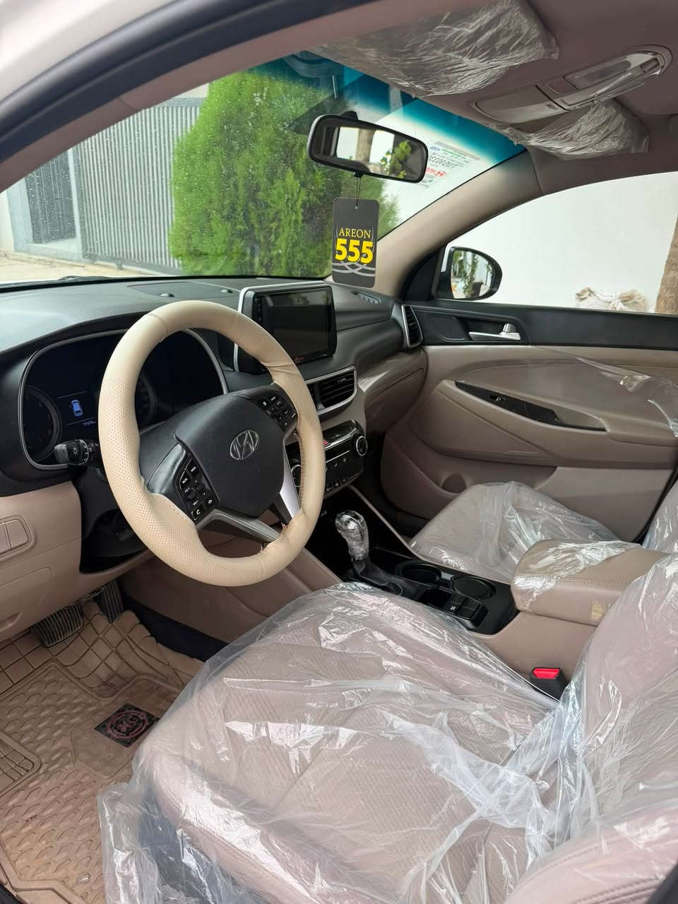 السلام عليكم اخوان / السيارة للبيع 🚗
نوع السيارة: هيونداي توسان خليجي 🚙
موديل السيارة: 2019 📅
نوع المحرك: دوش (DOHC) ⚙️
حجم المحرك: 2000 (2.0L) 🏎️
ماشيه السيارة: 97 ألف حقيقي 🛣️
ضرار السيارة:
مكفولة من الصبغ والتبديل ❌🎨
كارت بقعة صغيرة على البونيد 📑
تعديل على البارد بقعة صغيرة أسفل باب السائق 🔨
رقم السيارة: أربيل (سنوية جديدة مجددة لغاية 2031) 🆔
المواصفات:
🪑 كشنات كهرباء
🎨 داخل بيجي مميز
📺 شاشة كبيرة
💡 عدسات هالوجين / LED نهاري
🛞 ويلات كروم / إشاير بالمري
🎛️ تحكم ستيرن كامل
❄️ تبريد قطعتين (مركزي)
🚪 ترحيب بالمري
🚗 3 أنظمة قيادة (Eco / Sport / Normal)
📹 كاميرة خلفية / حساس خلفي
🛑 سايد بريك رجل / تثبيت سرعة (كروز كنترول)
العنوان: السليمانية 📍
رقم الهاتف: [*********** ] 📞
السعر: [179 $] 💰
