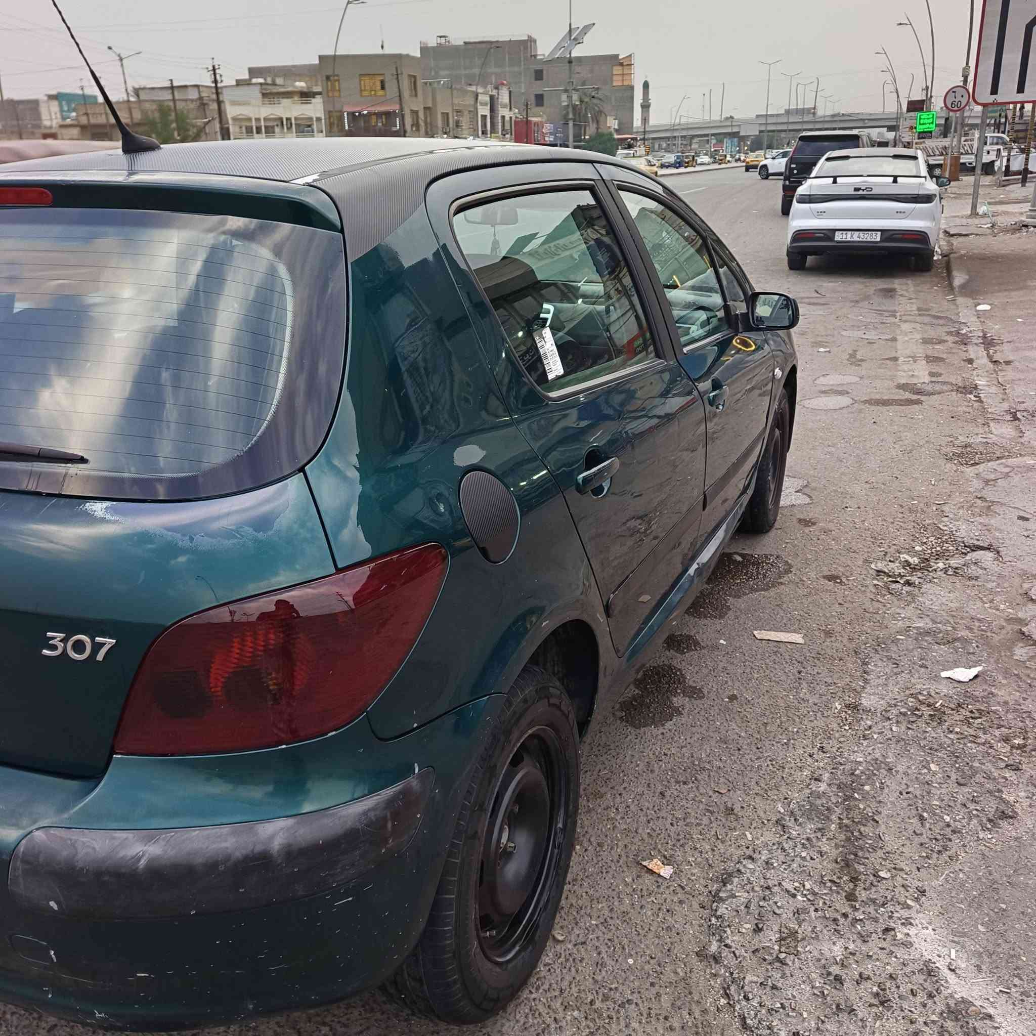 سلام عليكم بيجو 307 فرنسي موديل 2005 لاضربه ولا صبق فقط بيه زرف بصندوك مال شيش بس السياره جاهزه من كلشي السعر 45  مكان بغداد ***********
