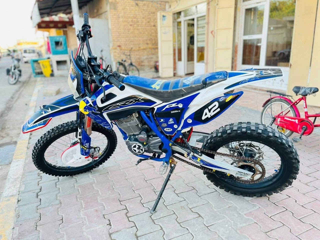 السلام عليكم قفاز للبيعCRX موديل  ٢٥مكينة ٣٠٠ccنضافة فول شلعة ومعدل فول ما نقصة برقي السعر مليون و١٥٠ وبي  مجال المكان حمرين للاستفسار *********** لا تنطي سعر بكيفك ترا تسمع كلام مو حلو
