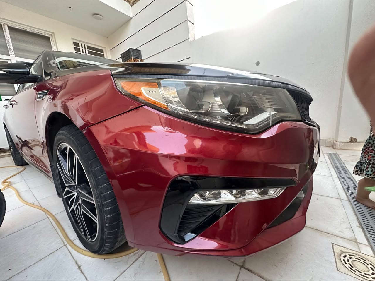 الموديل: 2016 (فئة SX Turbo الأصلية).
 المحرك: 2.0L Turbo (دبل كازكت ومكفول محرك وكير بشرط الفحص والشرط).
 البدن واللون: ماروني ملكي، بنيد مغلف أسود رياضي.

سنوية ورقم بغداد جاهزة للتحويل المباشر.
أبرز المواصفات:

 قيادة ذاتية ومساعد قيادة (Smart Cruise / Lane Keep Assist).

 صندوق خلفي ذكي (فتح الصندوق تلقائياً عند الاقتراب منه مع البصمة).

 إضاءة أمامية زنون ديناميكية تتكيف وتتحرك مع حركة المقود (Dynamic Bending Light) + LED نهارية.

 فتحة سقف بانوراما + بصمة تشغيل وأبواب.

 شاشة كبيرة  كار بلي واندرويد اوتو+ نظام صوتي فاخر Harman Kardon + كاميرا خلفية.

 داخلية جلد مغلف عنابي مع تدفئة وتبريد للمقاعد + ذاكرة خزن.

 رادار النقطة العمياء (Blind Spot) + حساسات تنبيه.

 وضعيات قيادة متعددة (Sport / Eco / Normal) + شفتات تبديل خلف المقود (Paddle Shifters).

 ويل كب رياضي 18 إنش.

ضررها بنيد مبدل ايرباك دركه فقط ومباوك الجاملغات فقط رش توحيد لون  
 شاصي لغد مكفول
سيارة جاهزه 

(110) مجالها قليل 

مكان المعاينة والتواصل: *********** 
 المحافظة: الكوت دهل اوران, واسط
