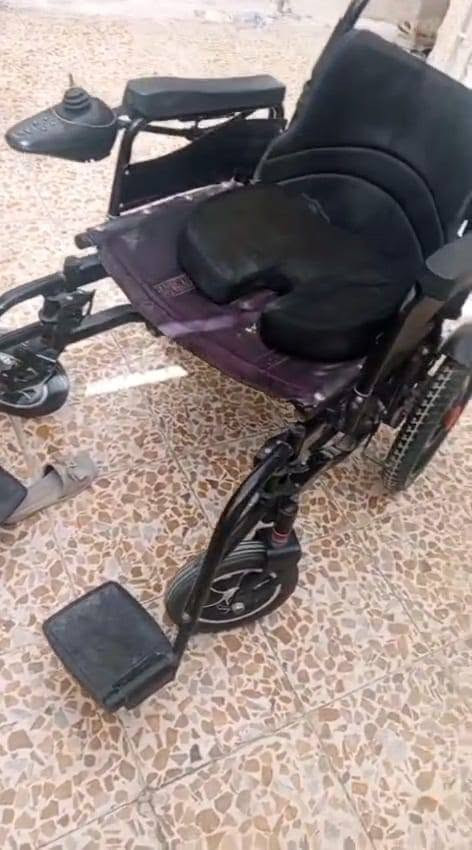 للبيع
سرير طبي ٥ حركات كامل هوه دوشكه 

عربانه على شحن كهرباء 

عربانه عاديه دفع 

دوشك طبي مال تقرحات

مراسله على رقم واتساب 
 ***********

نص مكتوب في الصور:
- medical supplies