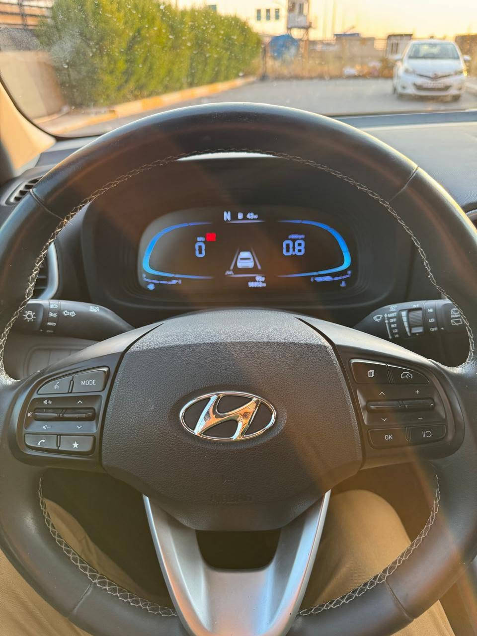 🚗 للبيع: هيونداي فينو (Hyundai Venue) موديل 2023 - فول مواصفات 🚗
​سيارة قمة بالنظافة، اقتصادية جداً، ومجهزة بجميع مواصفات الراحة والأمان، جاهزة للاستخدام والتحويل المباشر.
​أبرز المواصفات:
​الموديل واللون: 2023 - أحمر مميز.
​المحرك والقير: 4 سلندر سعة 1.6L اقتصادي جداً مع قير أوتوماتيك ناعم.
​الشاشة والتقنيات: شاشة وسطية تدعم آبل كاربلاي وأندرويد أوتو + عدادات ديجيتال بالكامل.
​المقصورة: مقاعد جلد وقماش مميزة بحالة الممتاز.
​أنظمة الأمان: تنبيه النقطة العمياء، نظام كشف المسار، مانع تصادم، وكاميرا خلفية مع خطوط توجيهية.
​الإضافات: تشغيل بصمة، دخول ذكي، ويل أوفر 17 إنش، سكك سقف، ومثبت سرعة.
​الحالة والضرر:
​صبغ بنيد فقط (حادث سطحي بسيط).
​كفالة شاصي، لغود، وأيرباجات سليمة.
​بشرط الفحص (مكينة، قير، كهرائيات).
​السعر والتواصل:
​السعر المطلوب: 130 ورقة ($13٫000) - وفيها مجال بسيط للجادين بعد المعاينة.
كفالة رقم 15 ورقة.
​المكان: [اربيل]
​للتواصل: [***********] / يتوفر واتساب. أربيل, العراق
