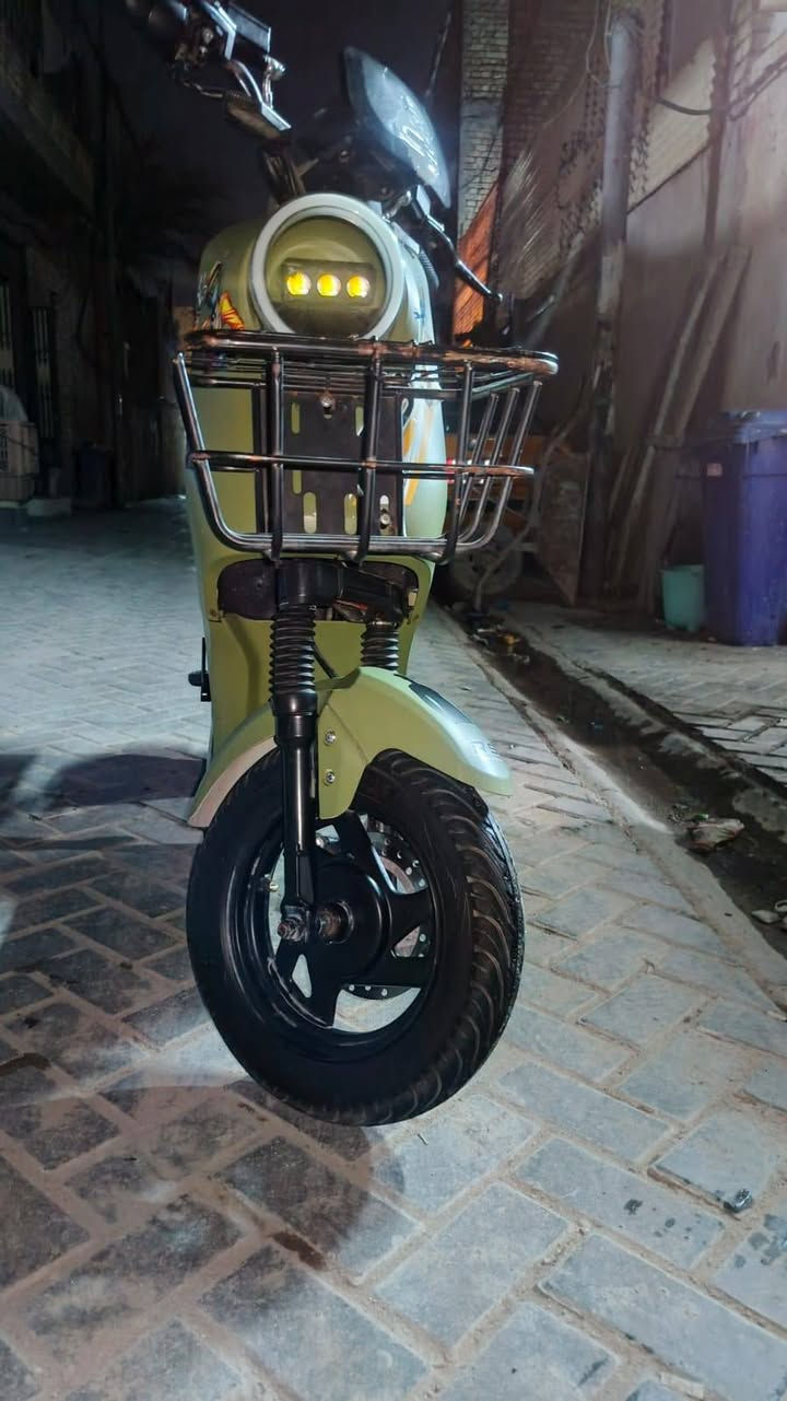 دراجه ار 9 ريان للبيع مستخدمه شهر
دراجه نضيفه مستخدمه شهر وبعد ما استخدمته 
سويت حادث بصيط وطك بس الكفر الامامي وصلحته بس بقه الاثر 
ما امبين اله من قريب اذا اتخلي السله بي ما ايبين يختفي 
سبب البيع هوه هذه الحادث ابوي بعد ما خلاني اطلع بيه 
ملف مالته 1200 لو 1500 واط
دراجه سريعه مو نفس الي موجودات بالسوك تجي امزوده من الداخل 
كلشي شغال ما بيه اي عطل 
ماشيه الدراجه 1000 فقط 
عدد البطاريات 5 ريان من مصنع بي واي دي للبطاريات غني عن التعريف وعن جودت البطاريات 
سعر الدراجه 450 الف 
للتواصل ***********
