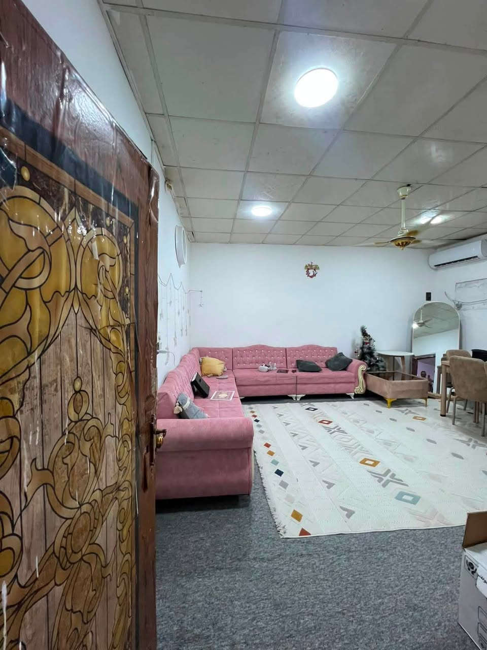 يعلن مكتب البحر للاستثمارات العقارية

عن توفر بيت للاجار في دور المحاربين قرب حدائق دور الظباط الجديده موقع جدا مميز

مواصفات البيت

غرف عدد 3
صالة
استقبال
مطبخ 
صحيات
كراج
سعر الايجار 600 الف قفل

للاستفسار زيارة موقعنا الكائن في البصرة _الجبيلة_ الشارع العام  او الاتصال على الارقام التاليه 
‏ ***********
‏ ***********
