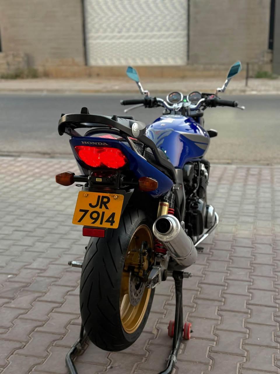 للبيع CB 400 جيل ثالث مال رمبه لوك
موديل ( 2006 ) شخط واحد مابي 
الي يدور جديد وبلكارتون دراجه كفاله عامه كير محرك كابريتر كله بشرط برغي ممفتوح تايرات وزنجيل ودهن جديد كهربائيات كامل مكاني كركوك دراجه بل معرض ماكس موجود اتصل وخادم للطيبين💙
 (( *********** )) توصيل كل محافظات موجود
