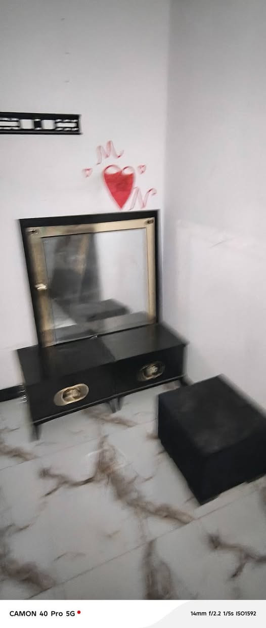 كنتور وميز تواليت للبيع سعر 200 الف بيها مجال للطيبين  تواصل واتساب ***********
