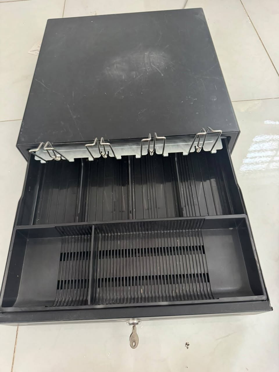 للبيع درج كاشير Cash Drawer 💰
درج نقود مخصص لأجهزة الكاشير ونقاط البيع POS.
✅ فتح تلقائي عن طريق طابعة الفواتير
✅ فتح يدوي بالمفتاح
✅ يحتوي خانات لترتيب العملات الورقية والمعدنية
✅ منفذ توصيل RJ11
✅ معدن وقوي ومناسب للمحلات والمطاعم والصيدليات والسوبرماركت
الحالة: مستعمل، والفحص والتجربة متوفرة.
المكان: النجف
العدد2
السعر: 40__ ألف دينار ***********
