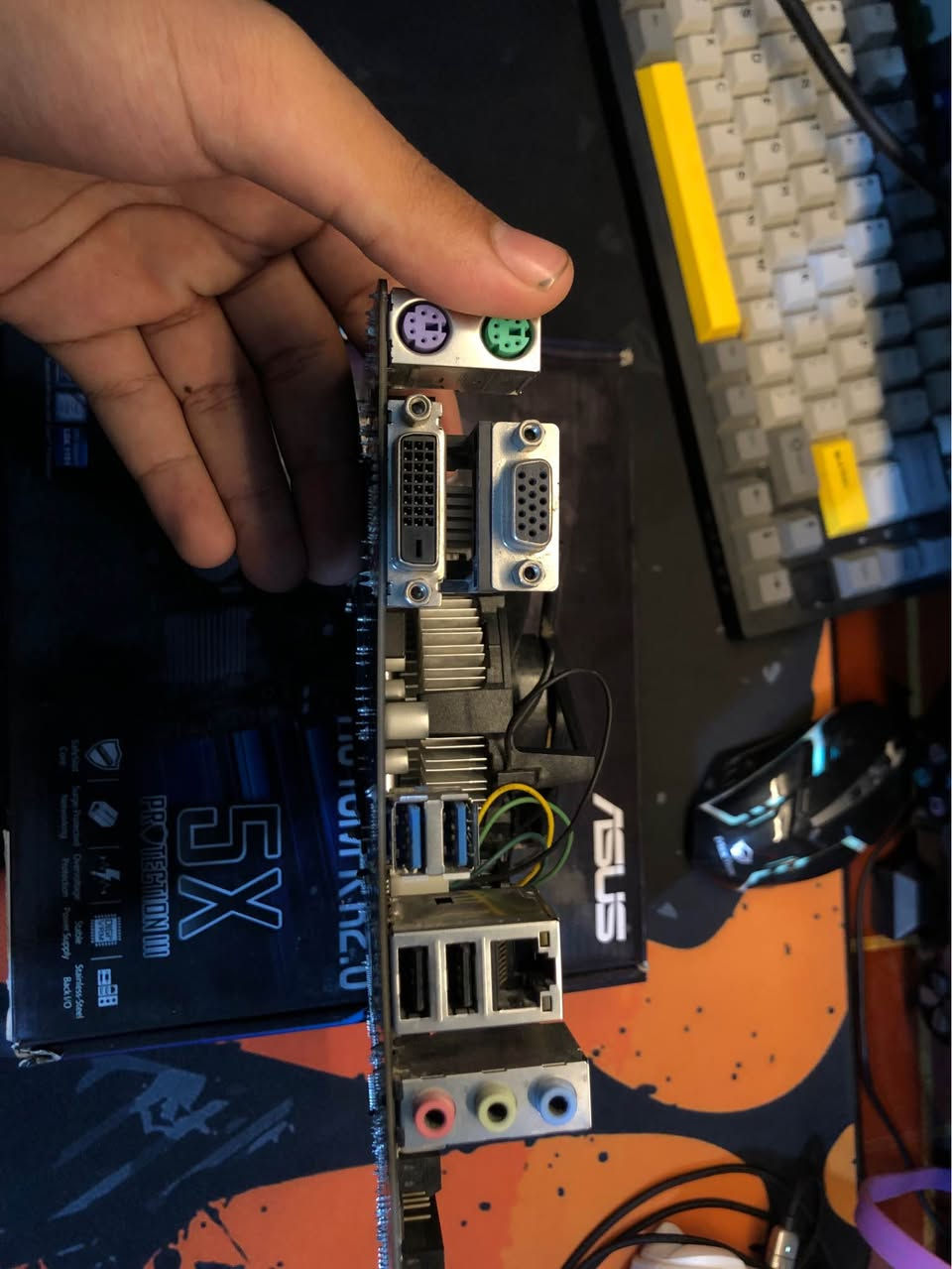 جيل تاسع i5 مع مبرد المعالج مع بور h310 (سوكت الرام الثاني خربان مرة يشتغل مرة ميشتغل ما اعرف شنو الخلل ) مع رام ddr4 4g 2666 القطع بحالة جدا نضيفات سعرهن 100 الف بدون الرام 85 توصيل فقط الاماكن القريبة مكاني بغداد شهداء البياع *********** St Andrew, Surrey
