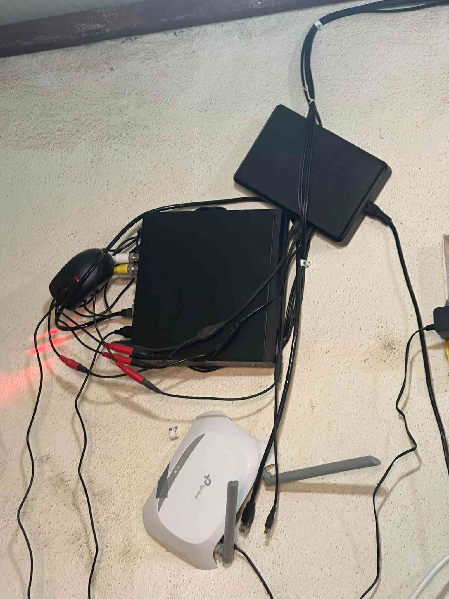 مولد للبيع مكينه 6سلندر كامله وبعدة جديده مولد كامل مكمل موقع عله سايدين السكنيه المولد بيه3 ثلاث كابينات وبيه حواليال300 انبير وجاي يزيدون الحمدلله سبب البيع حاله خاصة ملاحضة المولد مابيه حصة  استفسار ***********
