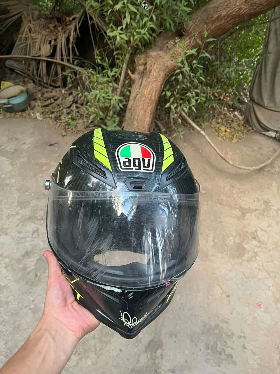 سلام عليكم خوذة agv  كاربون فايبر حقيقي اصلية للبيع خوذة نظافتها 75/100  وقياسها xl61-62 وسعرها مناسب مكاني بغداد سيدية رقم *********** واتساب

