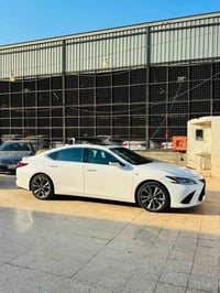 ليكزس ٢٠١٩ ماشية٥٠ الف  F sport ES350 305 ورقة دولار امريكي  بدون صبغ ...