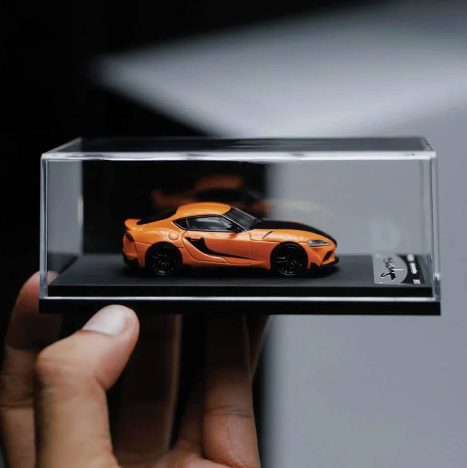 سلام عليكم متوفر
نوع السيارة: تويوتا سوبرا (Toyota GR Supra A90) بتصميم مستوحى من التيم الأسطوري لسلسلة أفلام Fast & Furious (ألوان البرتقالي الجريء والأسود الخاطف للأنظار). 

​القياس (Scale): 1/64 المصغرة بدقة احترافية.

​مستوى الدقة: تفاصيل دقيقة جداً تشمل التصميم الخارجي والخطوط العريضة بدقة مذهلة، ومثبتة على قاعدة عرض فاخرة مع غطاء أكريليك لحمايتها.
​الشركة المصنعة: Original Model. 
​النادرة والإصدار: إصدار عالمي محدود جداً يقتصر على 999 قطعة فقط حول العالم، والقطعة التي بين أيدينا تحمل الرقم المميز 176 من أصل 999! قطعة بل عالم
متوفر توصيل لكل لمحافظات 
للحجز ولستفسار وتساب فقط 
*********** سعر 40 شامل لتوصيل

نص مكتوب في الصور:
- @mcwbd