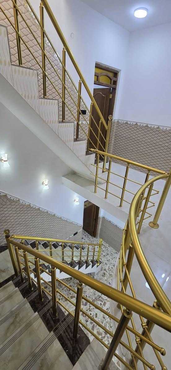 دار البـــــــيــــــــع المســـاحه 100متر طولاني 
منطقة العرضات البيت طابقين قرب شئون المرئه 
بناء حديث الستفسار تصال برقم ***********
