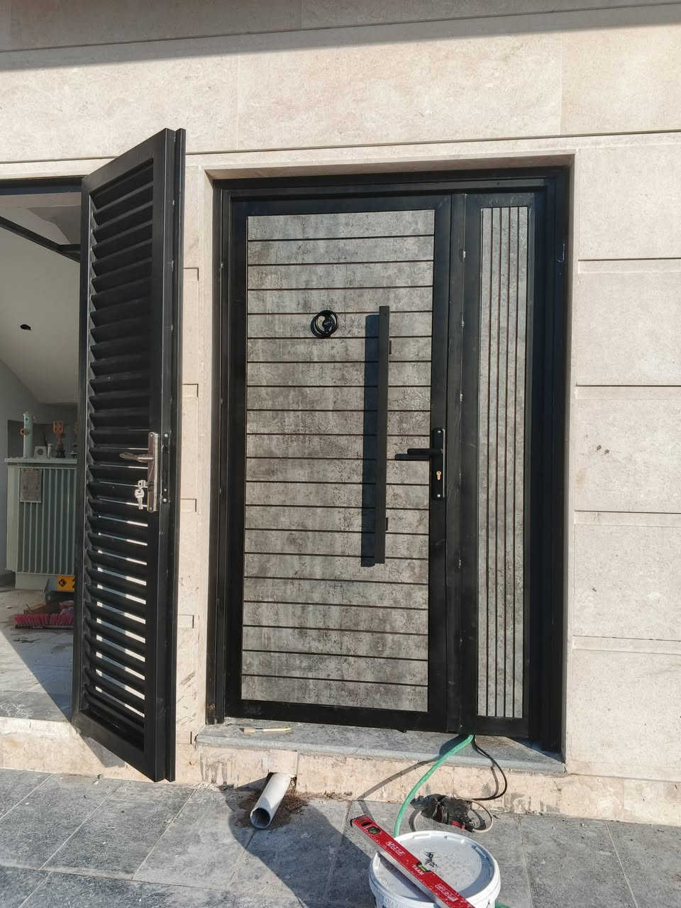 كاظم الحداد 🧑‍🏭👷
لعمل كافة انواع الحداده 
ابواب .. شبابيك .. سقايف الكيربي .. سقايف كيسبان .. سقايف ديكور .. كرفانات .. محجرات .. ديكورات .. والحداده بأنواعها
..
الهاتف *********** 📱
