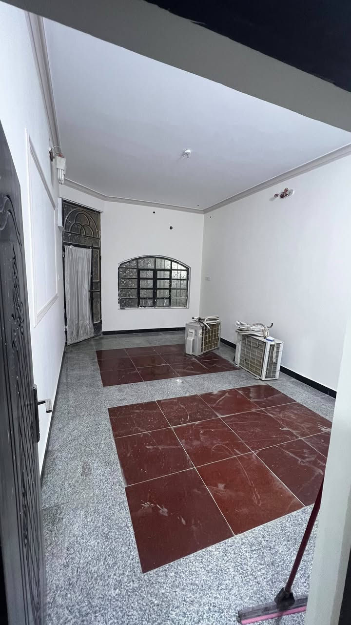 #للايجار
بيت في الحي المهندسين بناء حديث طابقين يحتوي على 4غرف استقبال صاله مطبخ كراج صحيات موقع سكني مميز 
***********
***********
