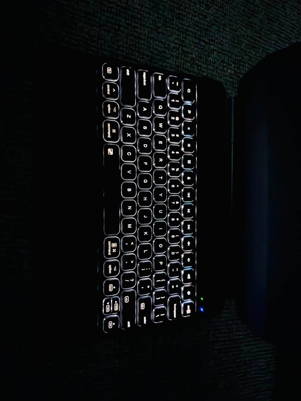 ذا المنتج هو غطاء لوحة مفاتيح (Keyboard Cover) من شركة Inateck مصمم للأجهزة اللوحية.• يتميز بتصميم مغناطيسي ناعم يسمح بتثبيت الجهاز اللوحي بزوايا عرض متعددة ومريحة.• يشتمل على لوحة مفاتيح مدمجة مع لوحة تتبع (Trackpad) متميزة لتحسين الإنتاجية وتسهيل التصفح.• يوفر حماية كاملة للهيكل الخارجي للجهاز ضد الخدوش والصدمات أثناء التنقل. رقم الهاتف ***********
