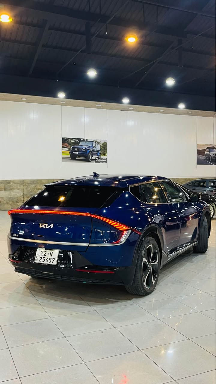 Kia EV6 
سستم التشغيل شحن كهبائي 
دبل مانتور 
عند شحن 💯 في الشتاء يمشي 340 مايل
في الصيف 275  كيلومتر 
يعني مع التبريد في الصيف يكفيك اسبوع كامل لا يحتاج الشحن
وفي الشتاء اكثر من ١٢ الايام 
السيارة مستعمل شخصي مفيد جدا هذا السستم بعيدا عن مشاكل البنزين 😊
السيارة مواصفات 
كشنات كهربائي تدفئه و تبريد 
ستيرن هيتر 
شاسة كبير لمس
داخلي عريض
الضرر ٣ قطعة صبغ بدون داخل بدون ارياك 
وقطعتين تعديل كارت
السيارة بدون مصاريف 
السعر ١٨٣$
اربيل 
معرض ابراهيم نامق 
*********** أربيل, العراق
