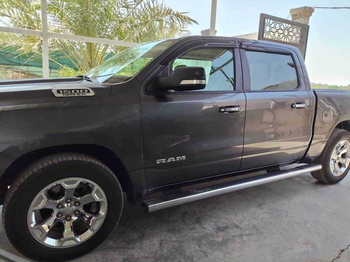 رام (1500 RAM) بك هورن لون فيلي
الموديل : 2019
رقم السياره : بغداد تحويل مباشر
📋 المواصفات والتفاصيل الأساسية:

المحرك: هيمي (HEMI V8) بسعة 5.7 لتر، 

ناقل الحركة (القير): أوتوماتيكي من 8 سرعات (تحويل بنظام القرص الدائري الذكي).

نظام الدفع: دفع رباعي (4x4) مع خيارات تحكم كاملة للطرق الوعرة والسريعة.
الإضافات والميزات الخاصة بالسيارة:

شاشة وسطية تدعم نظام Uconnect الحديث مع بلوتوث وأنظمة اتصال الهواتف الذكية.

حساس امامي خلفي ++ كامري خلفيه 
اوتو بريك وهاند بريك كهربائي

المري الجانبيه الوسطية هيتر وتضليل 

نظام تدفئه للستيرن والمقاعد الاماميه   

240 ورقة وبيها مجال 

مكان السيارة: (بغداد الجديده)
رقم الهاتف : *********** بغداد, العراق
