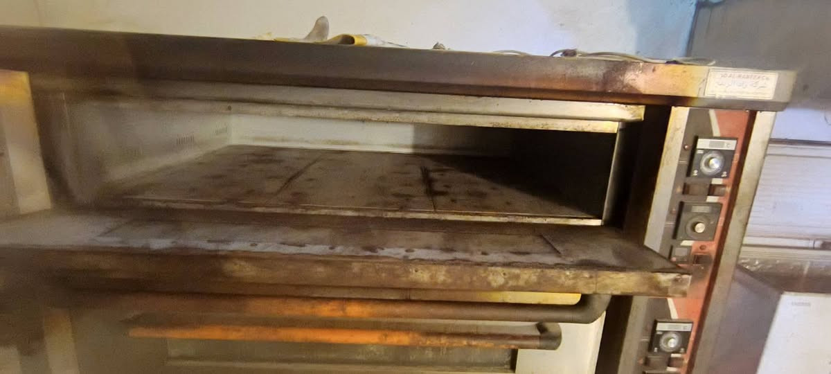 السلام عليكم
غراض معجنات للبيع 
فرن طبقي ابو ٣ حجم كبير 
عرباين 
صواني
ميوزه عرض سل ستيل 
للتواصل ‏‪***********‬‏
او واتساب ***********
