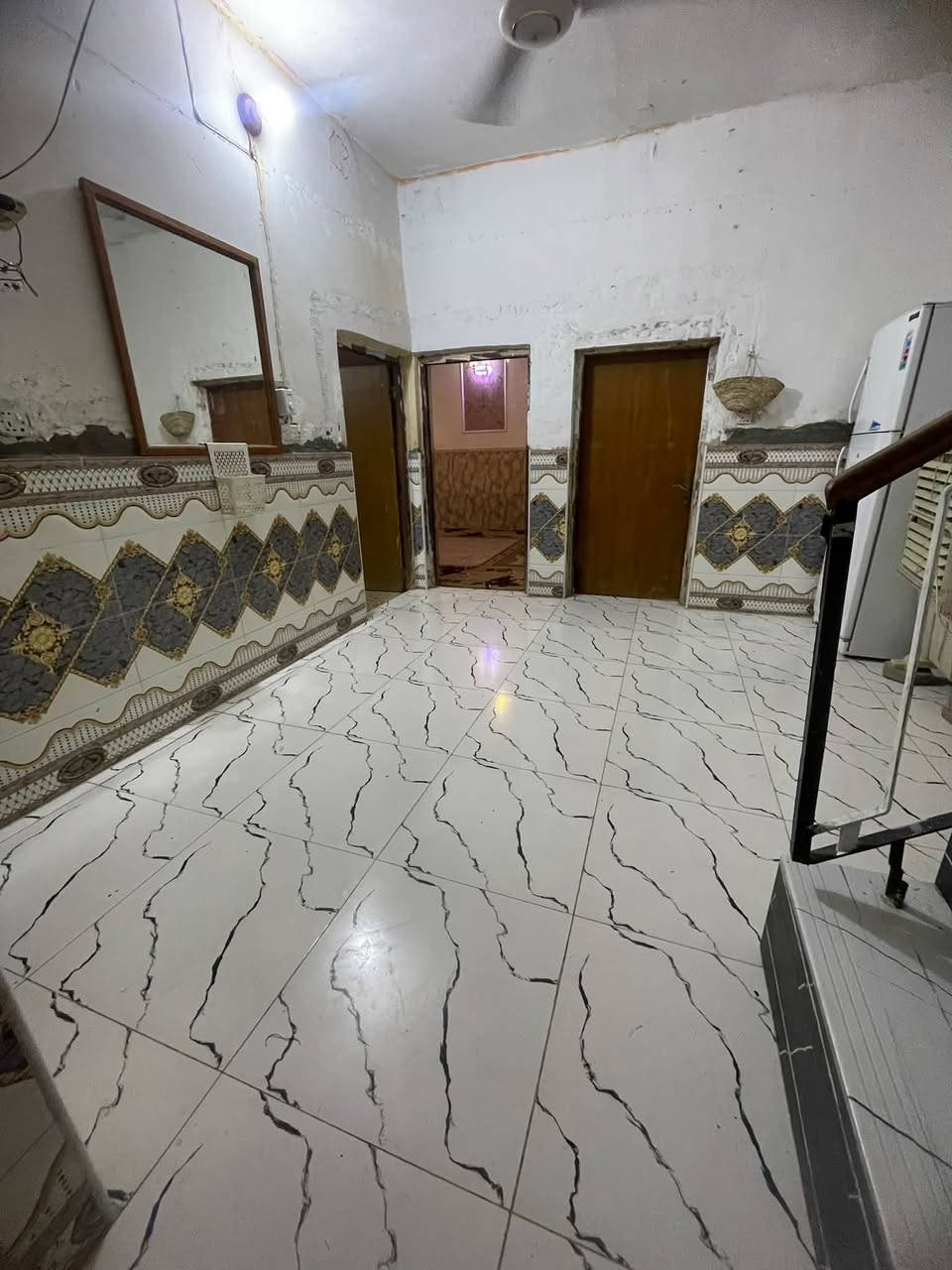 السلام عليكم
بيت للبيع أو مراوس 
مساحه 300 متر 
البيت ملك طابو صرف

البيت طابقين 
الطابق الأرضي 
كراج /حديقه / ستقبال / هول/ مطبخ / صاله/ غرف 2/
تواليت 2/ حمام 2

الطابق الثاني 
غرف 2 / صاله / حمام / سطح 

مكان التاجي الحماميات 
الاستفسار الاتصال ع رقم 
***********

