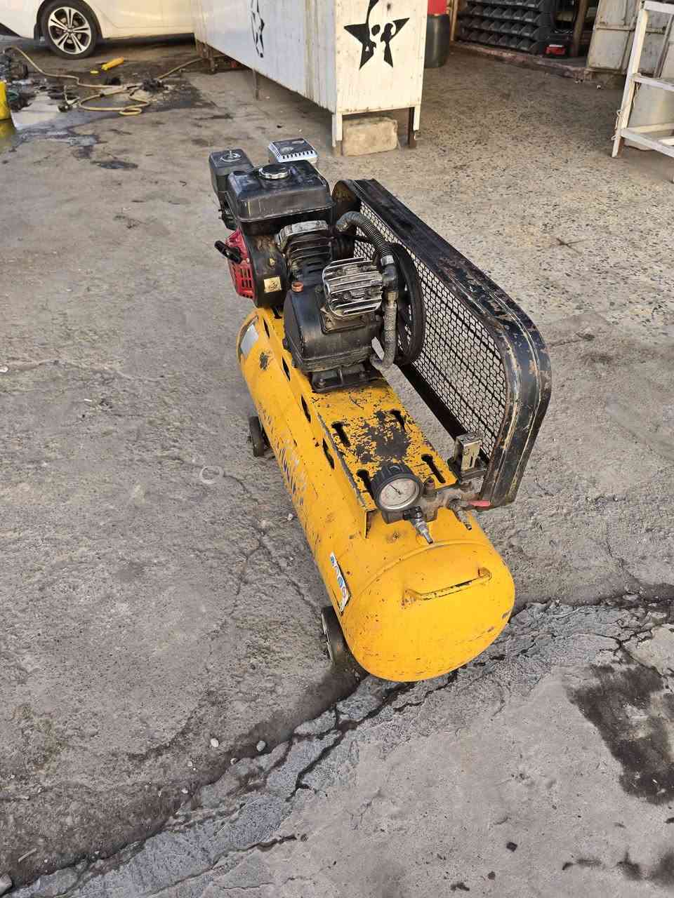 سلام عليكم بطل للبيع
١٠٠ لتر شغال ١٠٠/١٠٠ السعر ١٥٠ وبي مجال 
بغداد الحسينيه ***********
