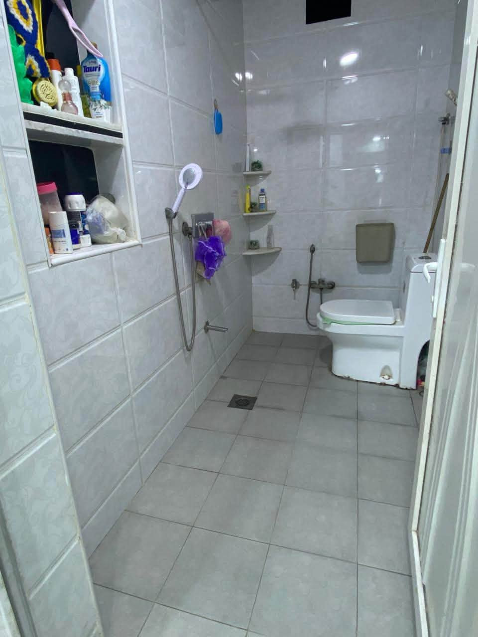 � بيت للبيع – منطقة النداء
📍 موقع مميز جداً

 • قريب شارع كربلاء
 • مقابل كريت مول
 • قريب شارع جامعة الكفيل
 • المنطقة قيد التطوير (تبليط ومجاري قريباً)
شارع مالك شتر

🔹 مساحة الأرض: 200 م²
🔹 عدد الغرف: 6 غرف
🔹 الاستقبال: 7×4
🔹 صالة رئيسية: 10×4
🔹 صالة إضافية: 4×2
🔹 غرفة : 7×6
🔹 غرفتين إضافيتين: 4×3
🔹 عدد الحمامات: 3
🔹 حديقة داخلية: 3×2.5
🔹 واجهة البيت: 10×20

✨ تصميم مريح ومساحة واسعة للعوائل
