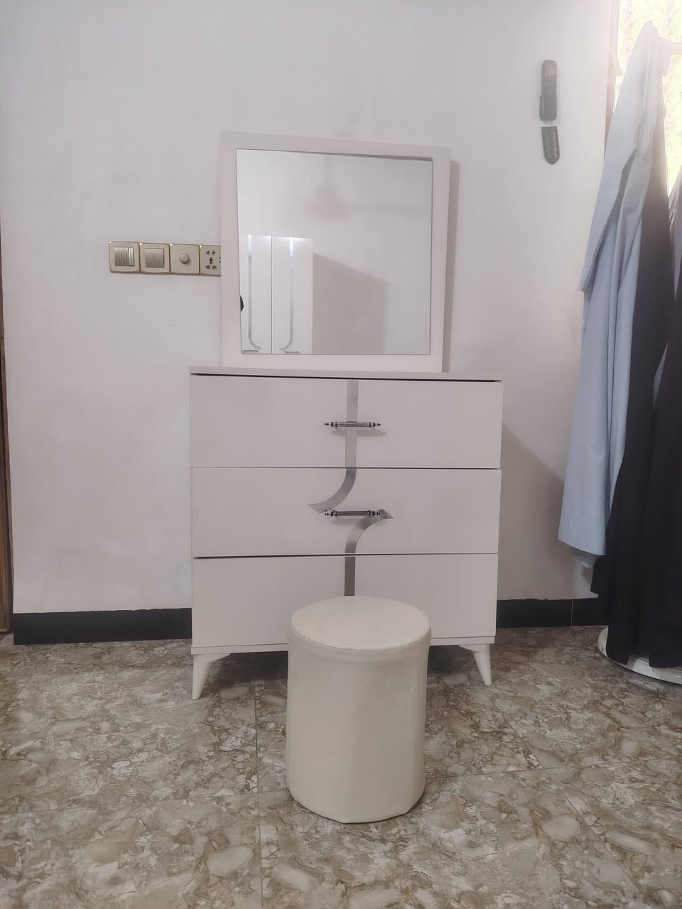 سلام عليكم غرفه لبيع نضيفه احلاه من صوره استعمال قليل قيمه وخذه بس الله عليكم لحد يكسر بسعره مكانه كربلاء الامن الداخلي *********** تصل وبيك خير ودالل اضافة للدوشك  هم بيعه
