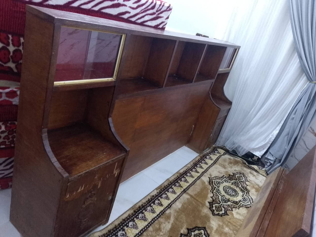 يوجد ميز + زاوية +جرباية احطاطة للبيع 
***********
