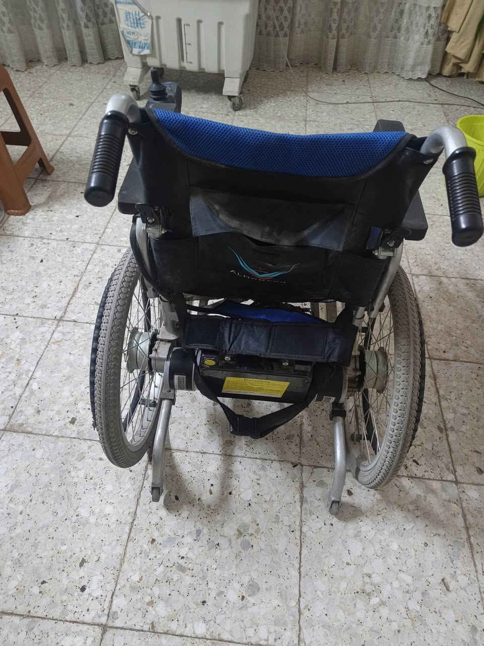 السلام عليكم ورحمة الله وبركاته 
كرسي كهربائي استخدام كلش قليل نظيفة ب 800
سدية استخدام قليل ب 100 
بايسكل جديد بالكارتونة ب 30
كرسي عدد 2 ب100
مكاني بغداد البياع
*********** واتساب
*********** واتساب
