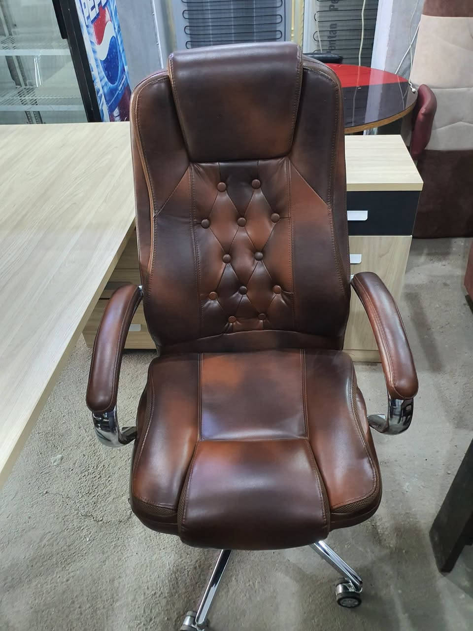 مكتب متكامل متكون من 2 كرسي 💺 ضيوف مع كرسي 💺 دوار مع ميز مكتب 🏢 مع المجرات متكامل
#مجمع الكرار قضاء الزبيدية سايدين من جهة البوابة مقابل كاشان لغسيل مفروشات مجاور حسينية بيت 🏠 زليزل 

هاتف 📞 ***********
هاتف 📞 ***********
