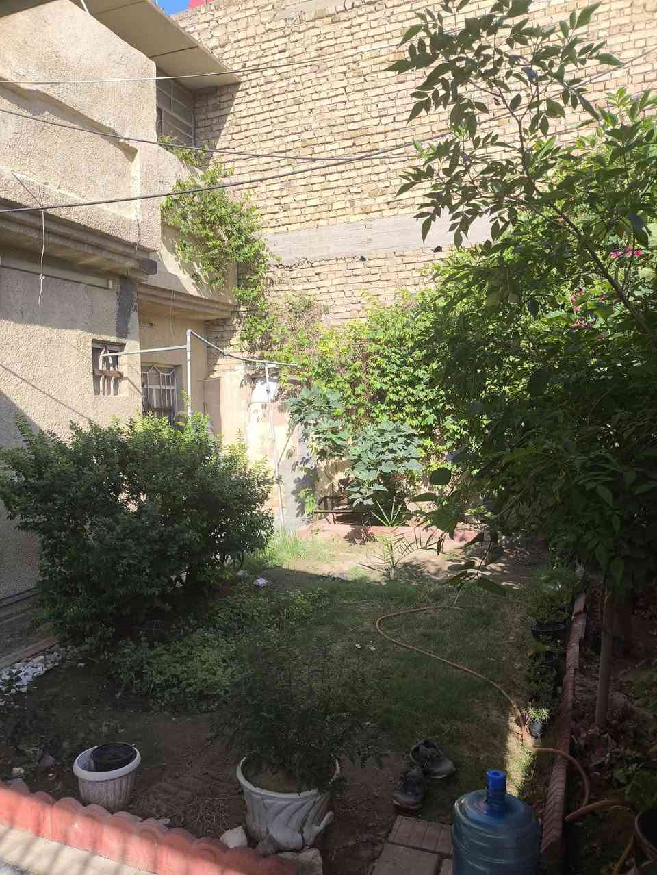 السلام عليكم بيت للبيع في كربلاء حي النصر سايدين الملعب ثالث فرع طابو صرف يتكون من حديقه وكراج والطابق الاول غرفة واحده وحمام عدد 2 ومطبخ حار وبارد واستقبال وصاله والطابق الثاني يتكون من غرفتين واحده من عدهم سويت ويوجد مخزن يصلح غرفه ثالثه البيت مساحته 200م وسعر البيت 280 وبيه مجال الاستفسار على الارقام ***********-***********
