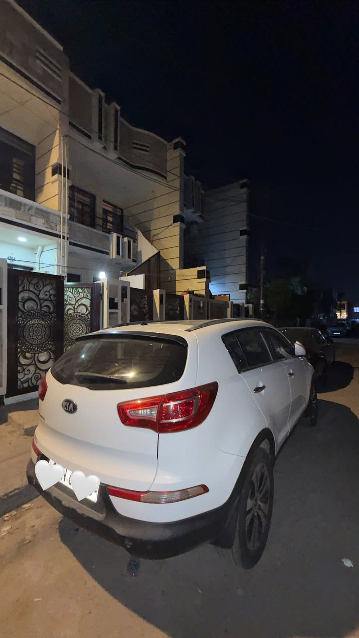 السلام عليكم كيا سبورتاج موديل 2013 خليجي فول مواصفات واحد ع واحد مكفولة كفاله عامة من الصبغ والضرر  علماً ان صاحبة السيارة امرأة .. فول مواصفات مثل ماموضح بالصور تحكم بالكشن كهربائي تحكم بالمري مانع انزلاق فتحه سقف الدواخل مشمشي تخم تايرات جديد والسبير مانازل وبصمتين .. السياره جاهزة مبدل باتري جديد وفيت بم و السنوية وهزة جديده ممشى 112 الف كيلو السعر 160 ورقة وبي مجال بسيط مكاني بغداد الغزالية رقم التلفون ***********
