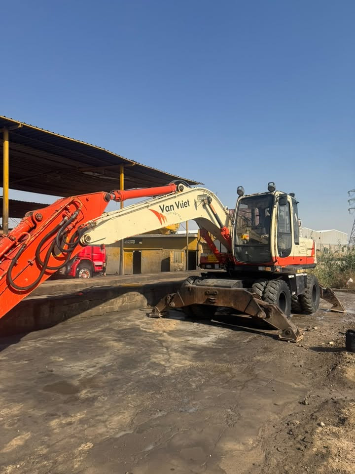 🏗️ حفارة إطارات (شفل/حفار تايرات) للبيع
تفاصيل المعدة:
 النوع: حفارة إطارات (Wheeled Excavator) - Van Vliet.
 الحالة: شغالة وجاهزة للعمل مباشرة، الفحص والمعاينة موقعياً.
 المواصفات: محرك ونظام هيدروليك بحالة ممتازة، أرجُل تثبيت (Outriggers) شغالين، إطارات بحالة جيدة.
الموقع: الموصل
📞 للتواصل والاستفسار: ***********
💬 أو التواصل عبر الخاص / الواتساب
