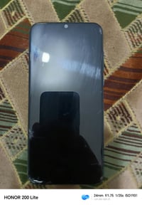 موبايل هواوي واي 8 نظيف /البطاريه ممبدله والايسي ما مبدل بس الشاشه بيه...
