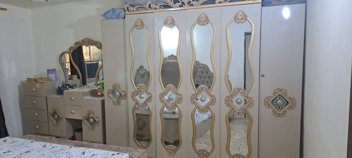 السلام عليكم
غرفه تركيه مستخدمه ٨ قطع 
كلشي موضح بالفيديو والصور 
سعره ٣٥٠ الف وبيه مجال 
مكاني بغداد الشعب 
***********
