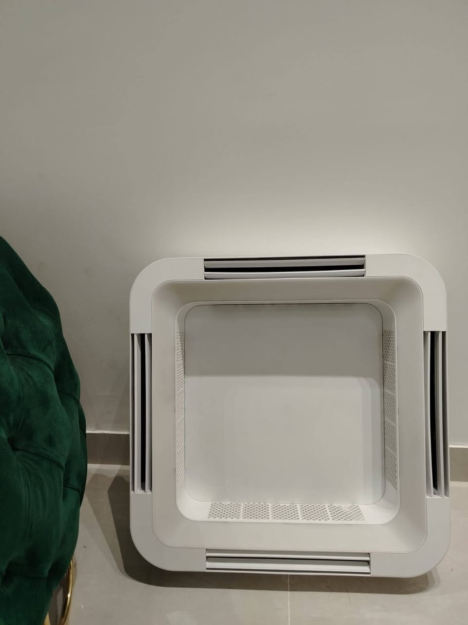 هذه مروحة سقف ديكورية حديثة "لطش" بدون شفرات (Bladeless Ceiling Fan) مزودة بإضاءة LED متغيرة الألوان وثلاث حركات (أبيض، شمسي، أوف وايت)، وتتميز بوجود مخارج هواء متعددة للتهوية مع تحكم كامل عن بُعد عبر جهاز تحكم (ريموت) أو تطبيق الهاتف الذكي. [1, 2, 3]
السلام عليكم عندي مراوح للبيع مامستخدم جديد ........
هذه مروحة سقف ديكورية حديثة "لطش" بدون شفرات (Bladeless Ceiling Fan) مزودة بإضاءة LED متغيرة الألوان وثلاث حركات (أبيض، شمسي، أوف وايت)، وتتميز بوجود مخارج هواء متعددة للتهوية مع تحكم كامل عن بُعد عبر جهاز تحكم (ريموت) أو تطبيق الهاتف الذكي. [1, 2, 3]

التصميم: مربّع الشكل بتثبيت مسطح على السقف، وتعتبر بديلاً عصرياً للمراوح التقليدية.

الإضاءة والتحكم: إضاءة LED مدمجة بقوة تفصيلية تتراوح غالباً حول 45 واط، مع إمكانية تعديل درجات اللون والسرعات.

التبريد: تعتمد على محركات مخفية لتوزيع الهواء من المخارج الجانبية بشكل متساوٍ ومتعادل. [1, 2, 3, 4]

تثبت ع سقوف أو ع جبس بورد مكاني حي الجهاد للاستفسار ***********السعر 125بي مجال عندي 6قطع فقط مشدودات مامستخدم
