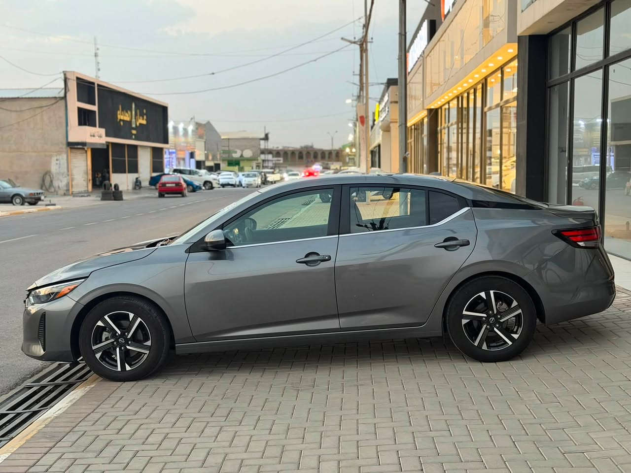 � للبيع نيسان سنترا موديل 2024 SV
🔹 مواصفات SV:

* محرك 2.0 لتر، 4 سلندر
* جير Xtronic CVT
* دفع أمامي
* جنوط ألمنيوم 16 إنج
* شاشة لمس 8 إنج
* Apple CarPlay وAndroid Auto
* تحكم من المقود
* تحكم مناخي أوتوماتيك مزدوج
* مفتاح ذكي وتشغيل زر
* مثبت سرعة ذكي
* كاميرا خلفية
* نظام تحذير النقطة العمياء
* تحذير الاصطدام الأمامي
* تحذير مغادرة المسار
* تنبيه حركة المرور الخلفية

🔧 حالة السيارة:
الحادث فقط الدعامية الأمامية مكسورة وتم تصليحها وإرجاعها بدون صبغ.

💰 السعر: 128 ورقة
والسعر بيه مجال بسيط.

📋 الترقيم: أربيل أو دهوك، والمشتري عنده 90 يوم للترقيم.

📞 للاستفسار: ***********

📍 العنوان: الموصل معرض شمال
