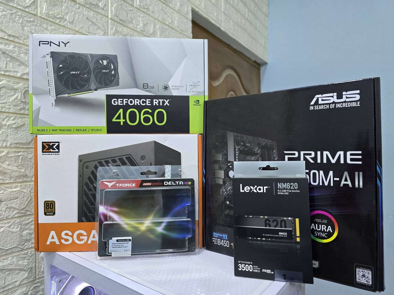 تجميعه اخت جديده 
 * كرت الشاشة (GPU): PNY NVIDIA GeForce RTX 4060 بحجم ذاكرة 8GB
معالج رايزن5  5500
 * اللوحة الأم (Motherboard): ASUS Prime B450M-A II
 * وحدة التخزين (SSD m.2): Lexar NM620 M.2 NVMe SSD بسعة 1TB وسرعة قراءة تصل إلى 3500 MB/s
 * الرامات (RAM): TeamGroup T-Force RGB (16. 8×2) لون ابيض 
 * بور سبلاي(650): Xigmatek ASGARD M مع اعتمادية 80 PLUS Bronze
 * الكيس والمبرد: كيس أبيض عصري بتصميم واجهة زجاجية جانبية وأمامية (Aquarium Design) مجهز بـ 6 مروحة ARGB ومبرد هوائي AG400 ابيض
مع مكتبه عملاقه من العاب اوفلاين 
سعره مليون و ٧٥ وبيه مجاال بسيط
لاستفسار *********** مكاني سماوه

