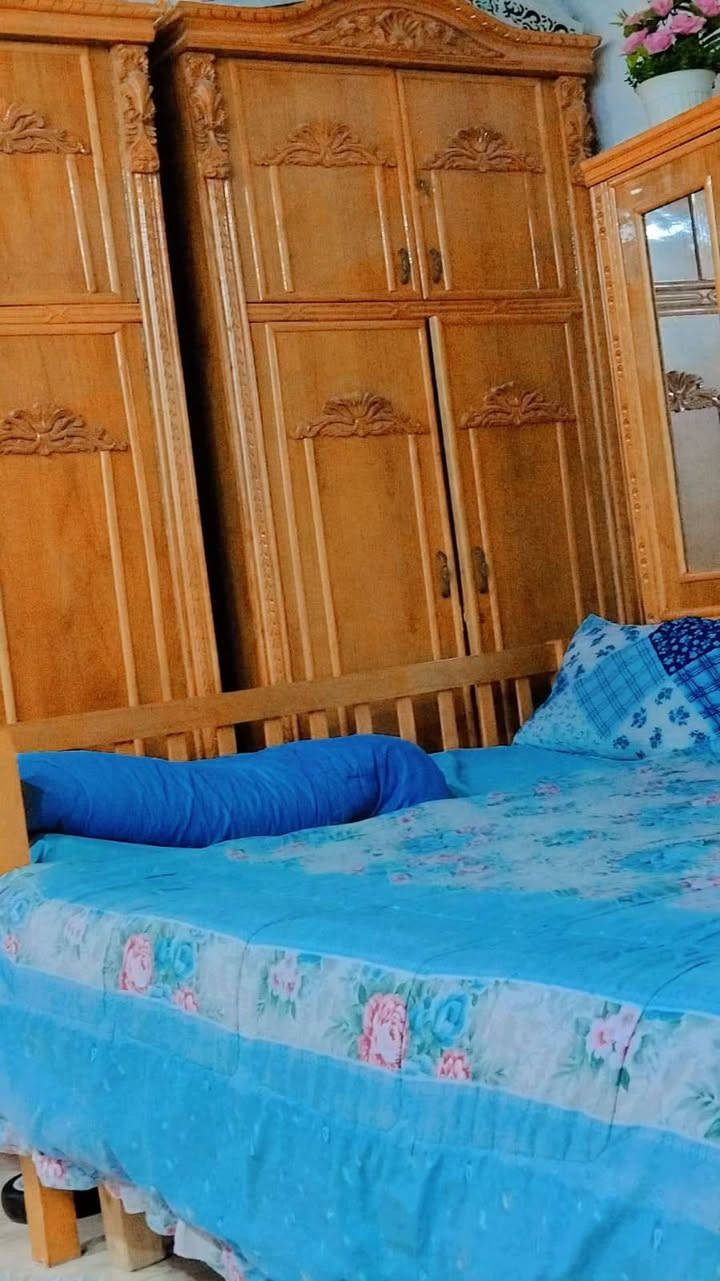غرفه ملكيه. طابقين. تسكام   السعر مليون او 100. بيه مجال.  يرجى الاتصال.                    ***********
