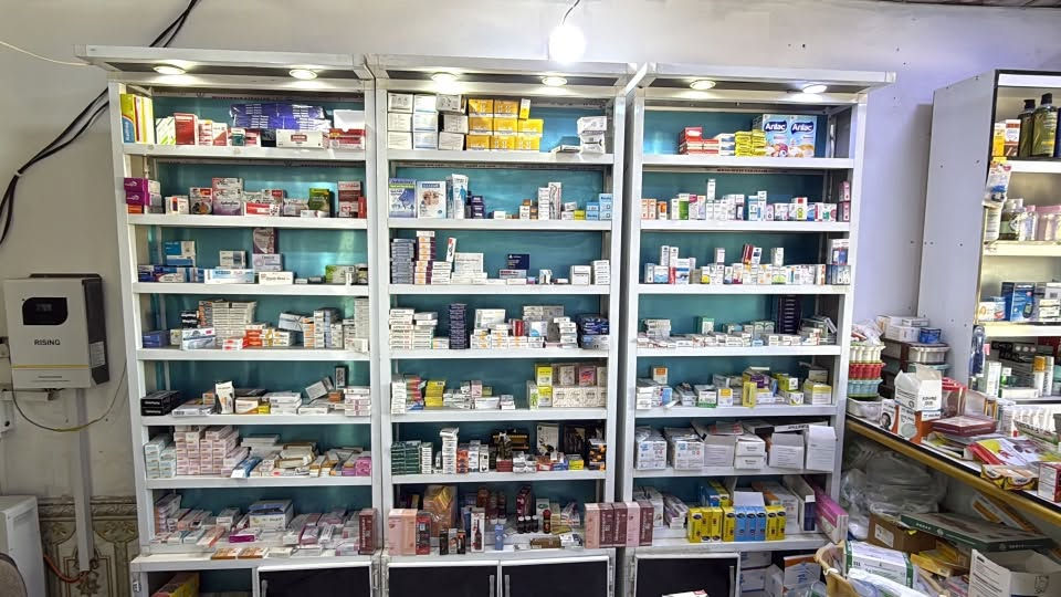 فاترينات المنيوم جديدات وبيهن اضويه عددهن عشره سعر الوحده 75 الف والي ياخذهن اكو اله هدايه ميز مكتب و مكتبه لتعليك الكتب او مواد اخرى مصنوعه من الخشب 
للتواصل ***********
