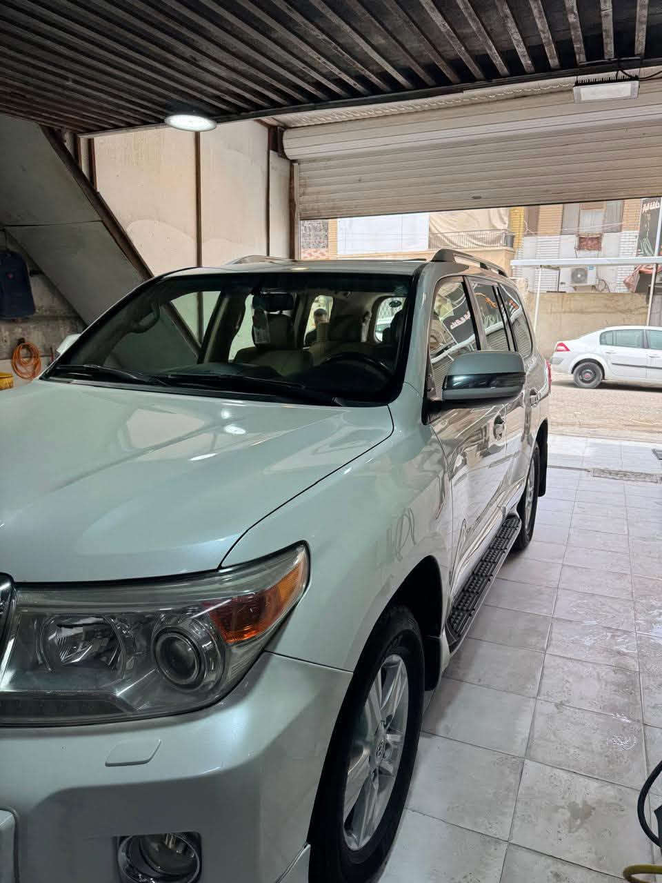 السلام عليكم ..  GXR 2012 للبيع 
السيارة جديدة و نظيفة 
محرك V6
السيارة : يوجد بارد في بعض الأماكن + الجاملغ الأمامي الأيمن و الباب الأمامي الايمن مفتوح البراغي لغرض التقسيم ) 
ماشية : 170 KM الف 
السيارة بأسمي تحويل او وكالة 
رقم سليمانية 
محرك + گير (كفالة شرط الفحص )
السعر : 287$  وبي مجال .
العنوان : البصرة 
رقم الهاتف : ***********
