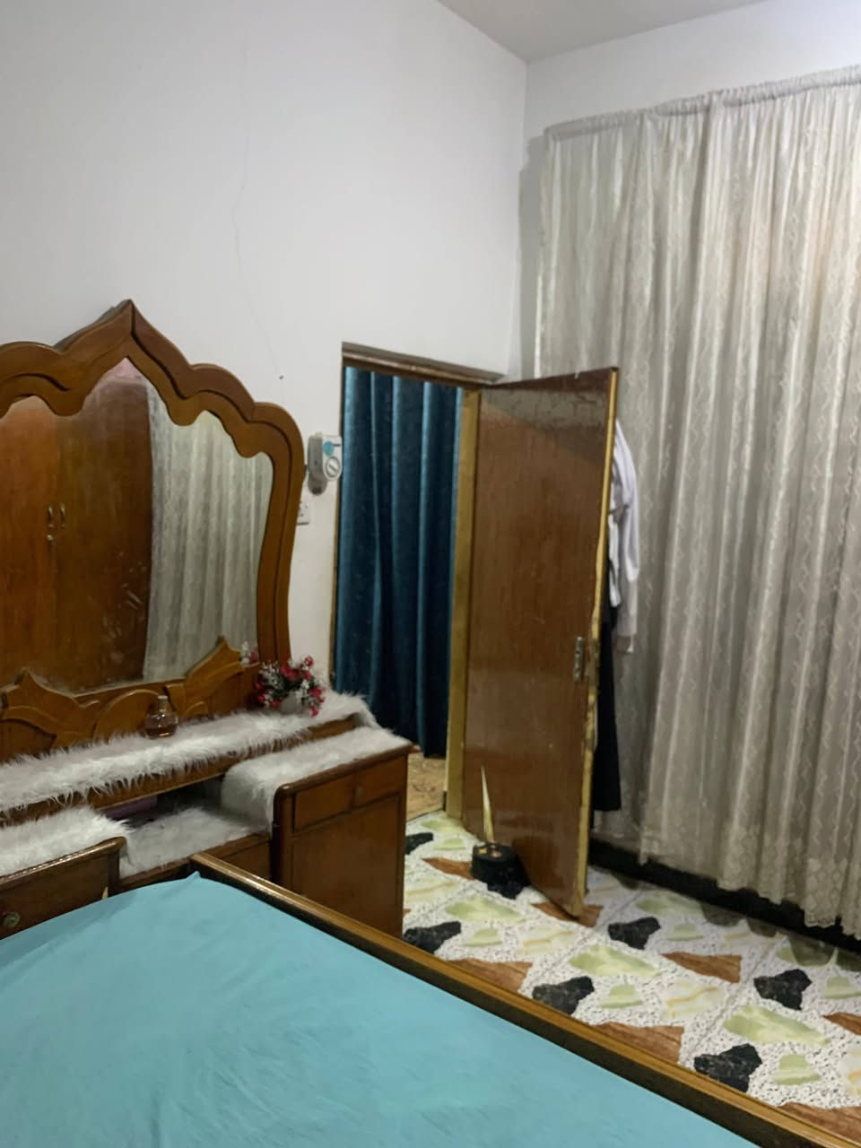 البيت لبيع هوه ولاثاث مساحه ١٠٠متر مربعه سند ٢٥ الحر السواده حي السجاد السعر ٦٥ /***********/***********
