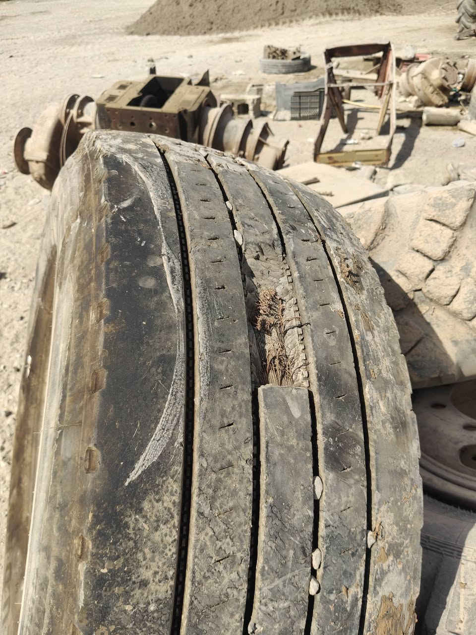 @سلام عليكم تايرات حرفش للبيع  تايرات حيل نضاف بس واحد بيه جكه بضهره موضح بل صوره العنوان ديالى بعقوبه السعر 300 وبيهن مجال رقم التلفون ***********
