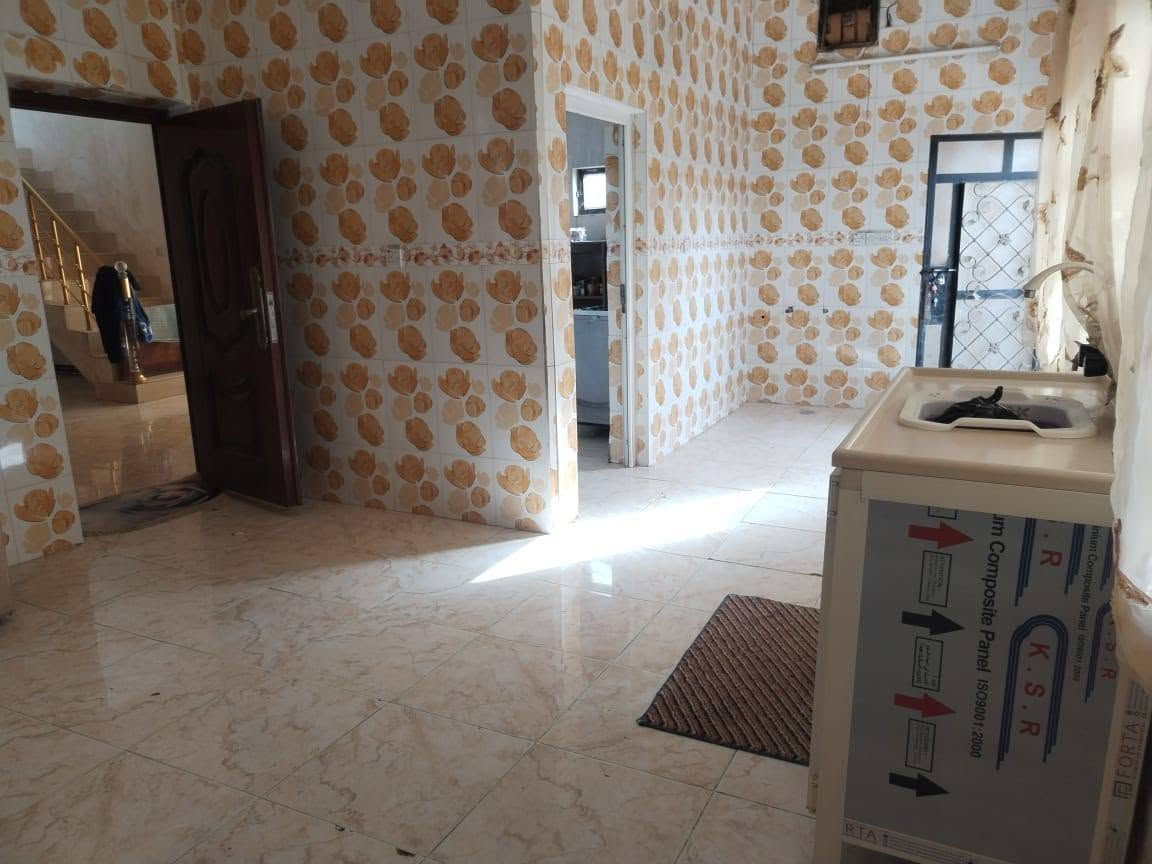 السلام عليكم
بيت للبيع في منطقة الشهامة
قرب جامع معاذ بن جبل(جامع أبو عبد الرحمن )
المساحة 280م
مكون من غرفتين نوم
ومطبخ حار وبارد وصالة وأستقبال 
وصحيات شرقي وغربي
البناء حديث
وقريب على الشارع العام
وبي معاملة تطويب + وصل من البدليه 
السعر 35 مليون وبي مجال بسيط
***********
