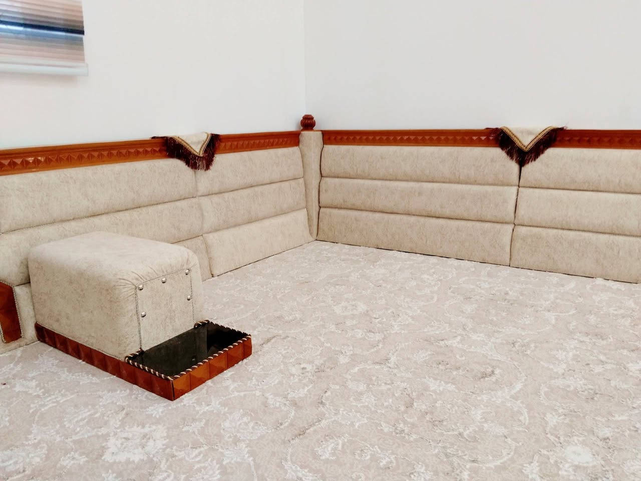 حياكم الله ...
من اعمالنا المميزة جلسة عربيه فخمه جدا من كل النواحي..

اذا جنت ترغب بجلسة تنطي فخامه وطابع صاجي للمكان ومتاخذ مساحه واسعه..ف هذا الأختيار هو الأفضل..
جلسة من الصاج والزان الفاخر بتصميم حديث وتقفيل زوايا وأطراف بأفكار مامطروقه ومميزة..
مع طاولات هدية..
_ الجلسه مصنوعه من هيكل الخشب الجام الروسي والبلاويد الملكي 15 ملم 
_ اسفنج مريح ودرجه ممتازة 
_القماش حسب الأختيار 
_نوع الزان تركي 
_الجلسة تستند على قاعده من البلاوييد تضمن ارتكازها والنصب الصحيح  مع هيكل مصمم لمنع التواء وأنحناء ومنع أي تغيير بشكل العمل لمده 10 سنوات وأكثر..هالجلسه مو أسفنج..خشب ..
_التجوات معموله من هيكل خشب يتحمل وزن 150 كغم وحتى تبقى محافظه على شكلها .
_الصبغ حسب اختياركم 

اسعار جدا مناسبه تواصلو ***********
السماوة /فرع الزريجيه/محلات ال بندر
