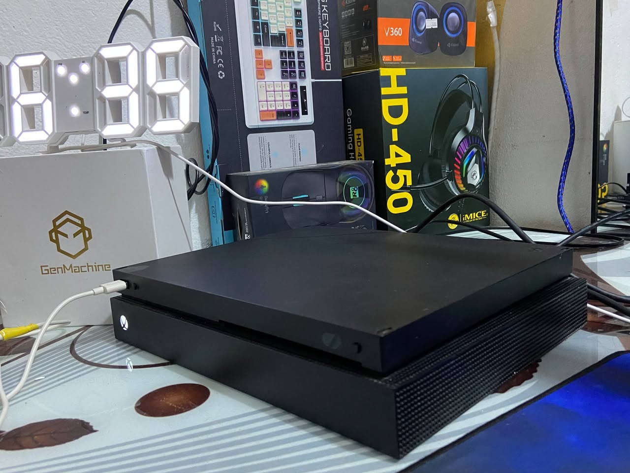 السلام عليكم يرجى تقييم السعر  ، للبيع Xbox One X — سعة 1 تيرا 🎮
الجهاز نظيف ومتكامل ويجي وياه:

✅ جويستك أصلي
✅ جويستك KEM/SER مغناطيسي
✅ جميع الكيبلات والملحقات
✅ الكارتون موجود (متضرر شوي)

⚠️ ملاحظة: الجويستك الأصلي فقط بدون بطارية وغطاء بطارية.

🎮 الحساب بيه ألعاب هواي وحلوة ونادرة، منها:
🔥 FIFA 26 — مملوكة
🔥 FIFA 24 — مملوكة
🔥 Crossout — مملوكة
🔥 Call of Duty — مملوكة
🔥 Apex Legends – مملوكة
⚽ FIFA 18 — مملوكة
⚽ eFootball/PES 26 — مملوكة
⚽ PES 17 — مملوكة
⚽ FIFA 19 — مملوكة
🔥 War Thunder — مملوكة
🎮 وألعاب هواي غيرها بالحساب.

📦 الجهاز يجي كامل مثل ما موضح، والبيع شامل الجهاز + الجويستكات + الملحقات + الحساب.

نص مكتوب في الصور:
- زيد الشمري بيت ابو زيد zzaaqwer432e@outlook.sa
- zaedffgghhjkk
- ١٠
- ١٤
- الألعاب
- التطبيقات
- المجموعات
- سجل اللعب
- مكتبة كاملة
- إدارة
- قائمة الانتظار
- EA SPORTS™ FIFA 17 Downloadable
- Demo
- يتم الآن التثبيت...
- ٦,٤٤ GB من ٨,٤٢ GB, 76.5%
- كل مساحة التخزين ٣١,٠%
- ٥٣٨,٥ GB متوفر
- الاشتراكات
- XBOX Game Pass
- التطبيقات المملوكة
- مجانية مع XBOX
- الألعاب المملوكة
- كل الألعاب
- مدرج بقائمة الانتظار
- عرض توضيحي
- FIFA 15
- Downloadab...
- إدارة اللعبة
- المزيد من الخيارات