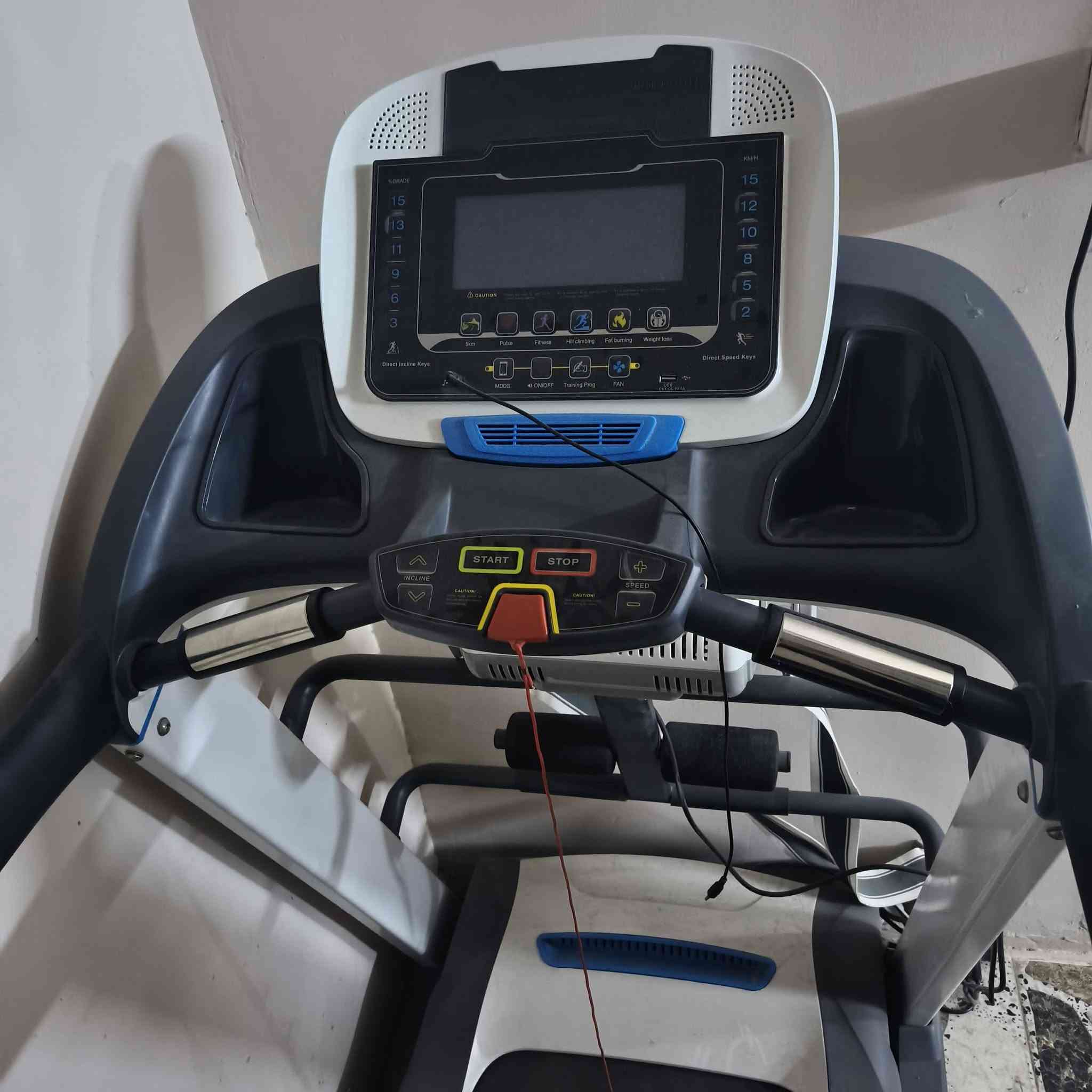 للبيع جهاز ركض (تريدميل) كهربائي MGT SPORTS بحالة ممتازة! 🏃‍♂️✨
الجهاز نظيف جداً واستخدام خفيف، شغّال 100% وبدون أي أعطال، ومثالي للتمرين المنزلي وحرق الدهون.
معلومة: الجهاز جديد مستعمل اسبوع واحد فقط
المواصفات والمميزات:
 * الماركة: MGT SPORTS الأصلية.
 * الشاشة: شاشة ديجيتال تحسب (السرعة، الوقت، المسافة، السعرات الحرارية، ونبض القلب).
 * نظام التخسيس: يحتوي على حزام مساج وهزاز لتدليك وتخسيس منطقة البطن والخصر.
 * الأمان: مزود بمفتاح أمان (Safety Key) للتوقف الفوري عند الطوارئ.
 * الراحة: قاعدة مشي واسعة مع نظام امتصاص الصدمات للحفاظ على سلامة الركب والمفاصل.
 * التخزين: قابل للطي وسهل التنقل داخل البيت.
📍 المكان: بغداد - أبو غريب
💰 السعر: [550,000] (قابل للتفاوض البسيط)
📞 للتواصل والاستفسار: [***********] واتساب
