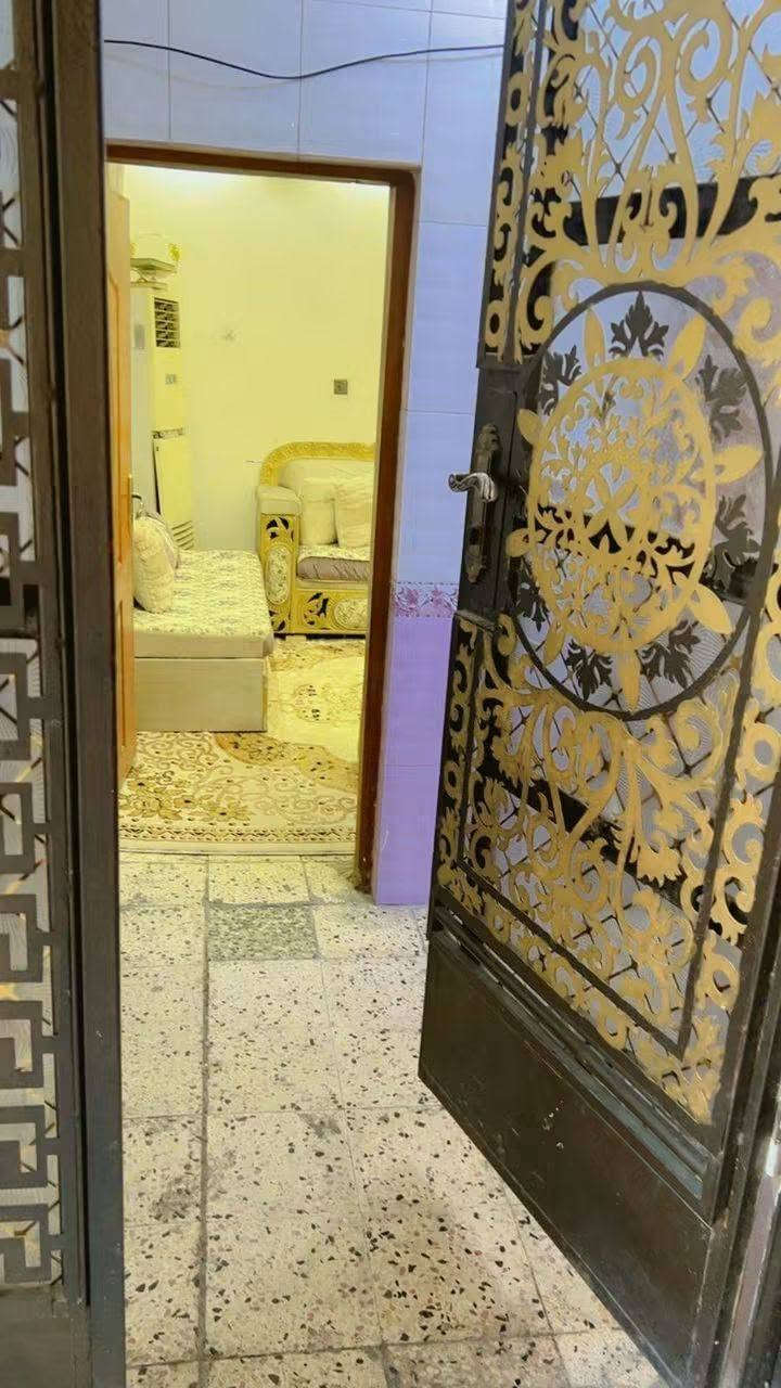 سلام عليكم من رخصت الادمن دار للبيع المساحة ٢٠٠متر يحتوي على غرفه نوم ومطبخ وهول وستقبال في طابق الارضي وثلاث غرف نوم في الطابق الاول ويحتوي على محلات تجارية عدد ٢لبيت عكاده لواجه ١٠ ونزال ٢٠الموقع الأمين الثانية الشارع الرئيسي الفاصل بين لامين والمعلمين قرب الصيدلية النظامية ***********او وات ساب صاحب العقار٠٠٤٤٧٩٥٨٥٧٣٠٩٠
