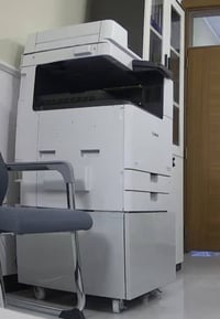 عندي هاي الطابعة جديدة مستخدمة قليل وهاي مستوى احبارها  اني ماخذها بمل...
